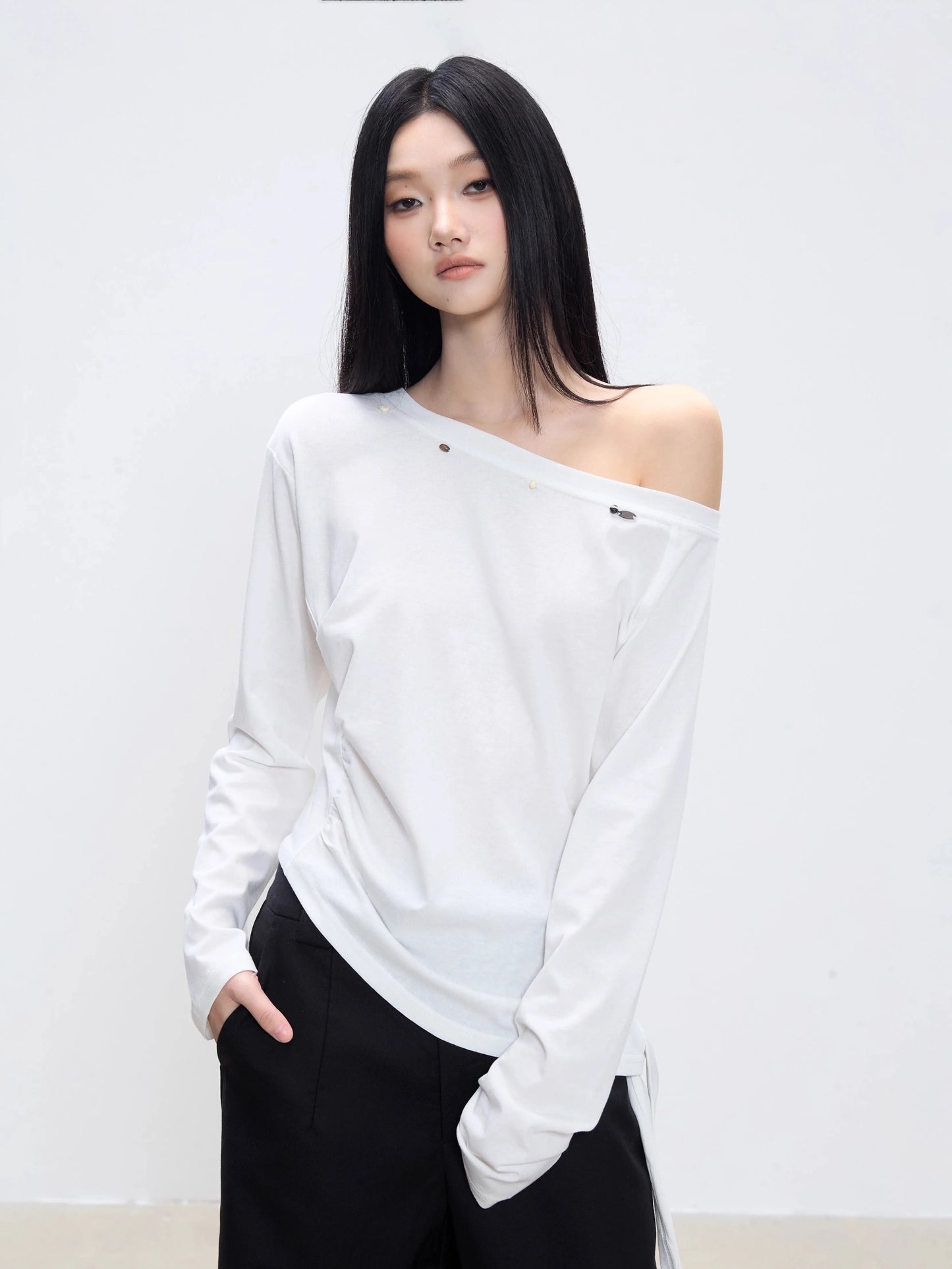 WITHMIN oblique shoulder top autumn 2025 new loose slim shoulder sexy hot girl inner wear female bottoming shirt