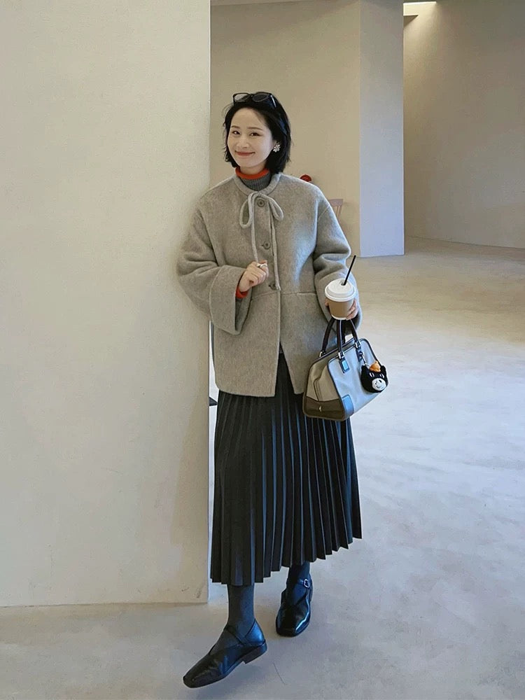 A sophisticated Korean-style winter outfit: a gray wool short coat and pleated skirt two-piece set.