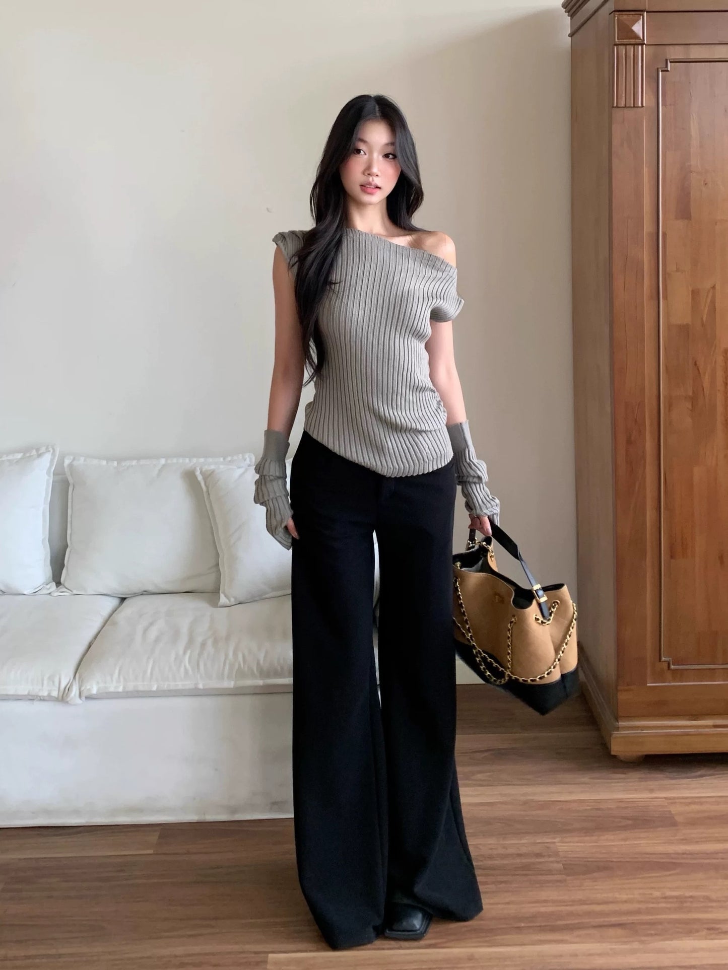 WITHMIN oblique shoulder top autumn 2025 new slim fit design niche off-shoulder hottie sweater