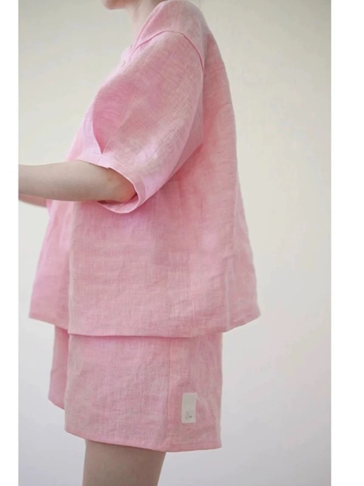 Fashion summer outfit with a complete set of women's summer light linen pink short-sleeved shirt cotton linen shorts two-piece suit