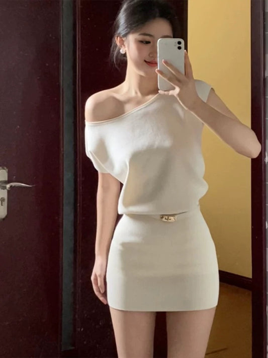 Super beautiful unique white knitted off-shoulder short-sleeved dress gentle Korean style temperament waist hip short skirt