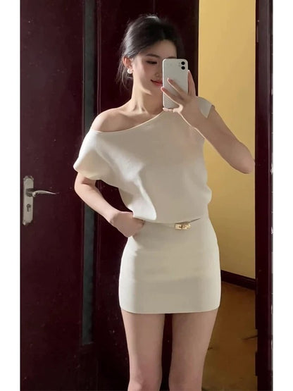 Super beautiful unique white knitted off-shoulder short-sleeved dress gentle Korean style temperament waist hip short skirt