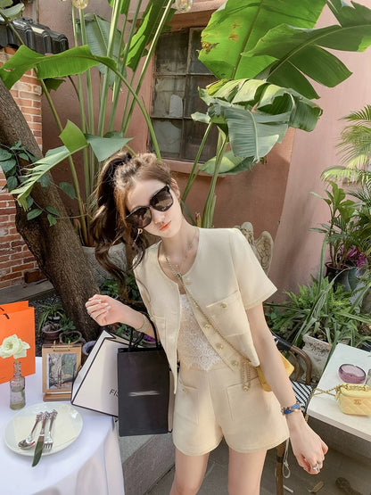 The rabbit temperament of Fish Rabbit is a complete set of small fragrant shorts suit for women to reduce age. New summer two-piece set for women.