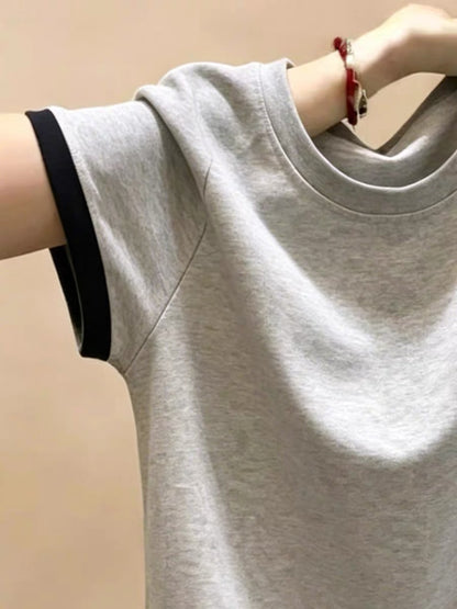 High-end women's clothing from department stores - stylish and versatile gray short-sleeved T-shirt with a flattering design and fitted silhouette.