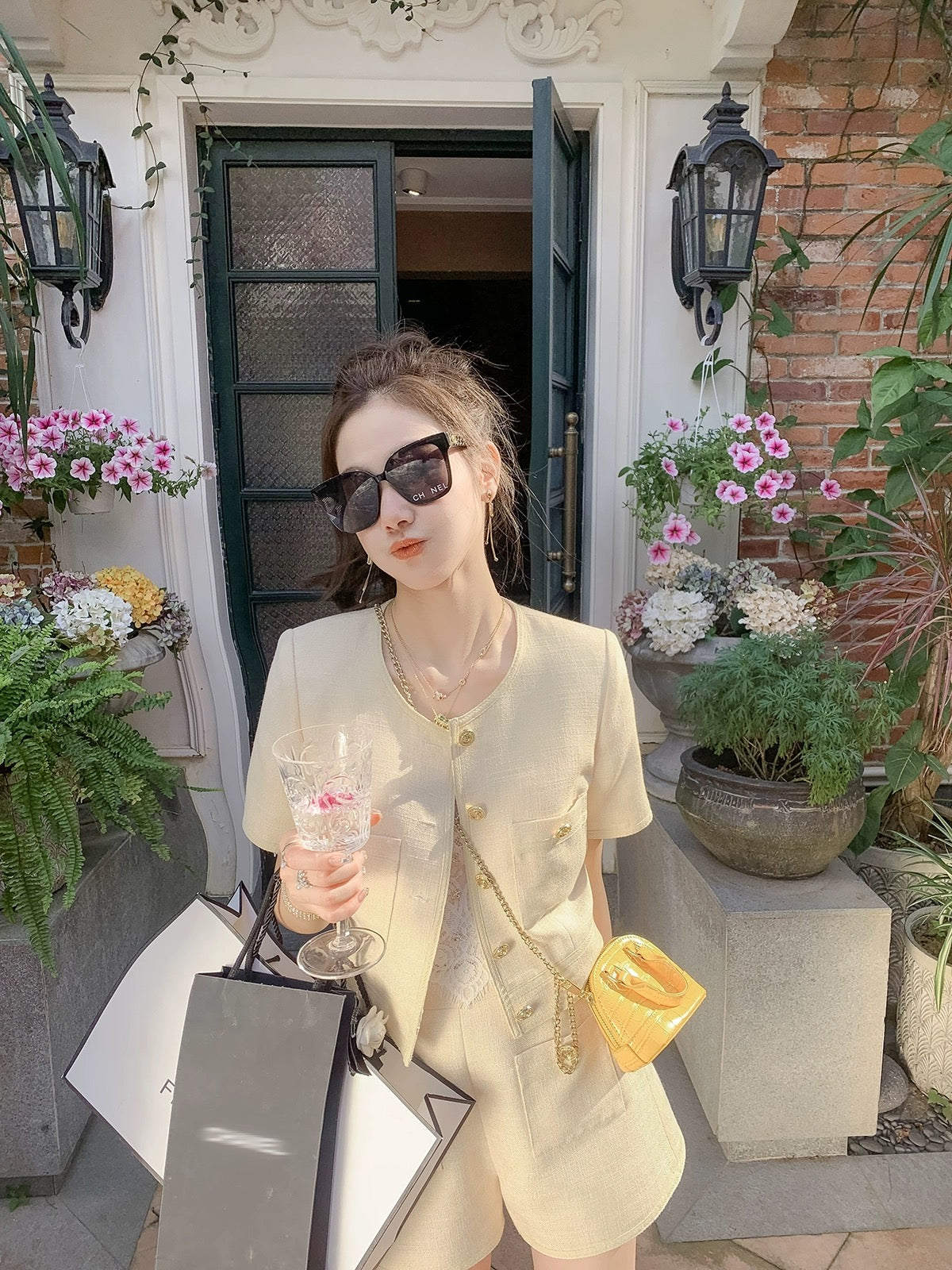 The rabbit temperament of Fish Rabbit is a complete set of small fragrant shorts suit for women to reduce age. New summer two-piece set for women.
