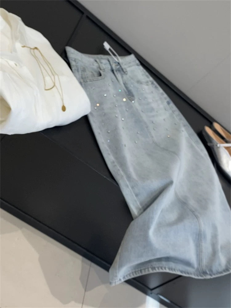 IN BLUE! A high-waisted, A-line, slit denim skirt with a sparkling, star-studded design that makes legs appear longer.
