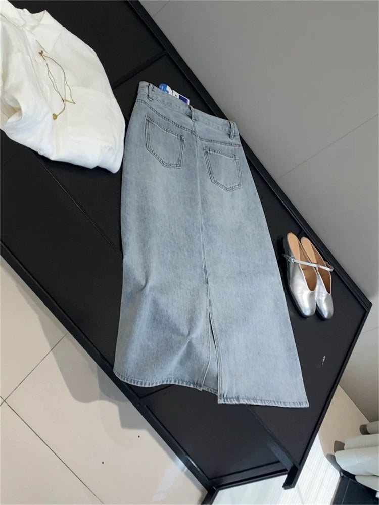 IN BLUE! A high-waisted, A-line, slit denim skirt with a sparkling, star-studded design that makes legs appear longer.
