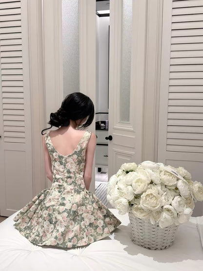 Qiauuu, a woman with a soft, mossy, rose-colored dress reminiscent of a novel's female protagonist, exudes elegance and sweetness.