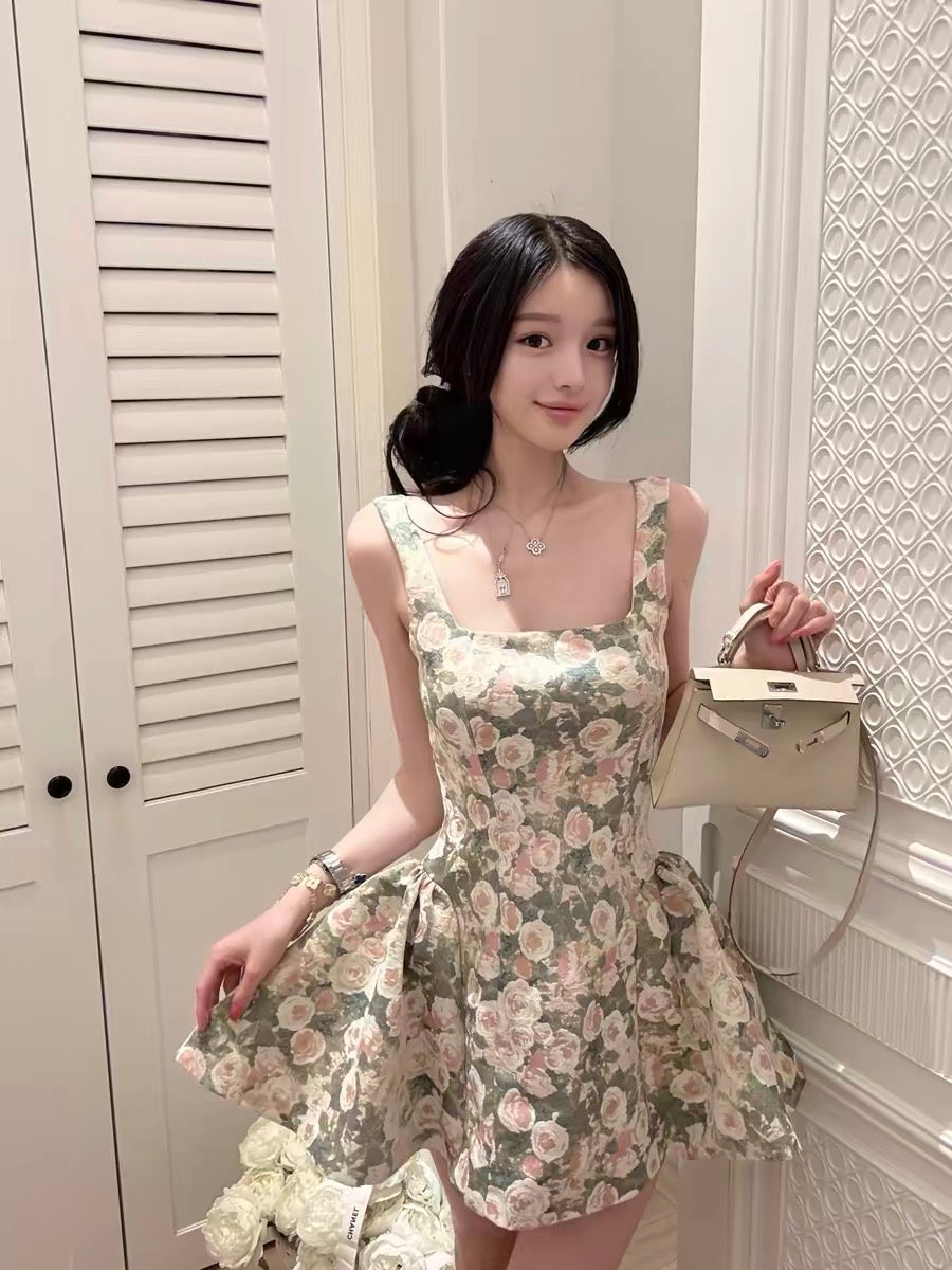 Qiauuu, a woman with a soft, mossy, rose-colored dress reminiscent of a novel's female protagonist, exudes elegance and sweetness.