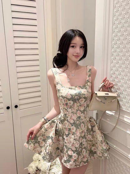 Qiauuu, a woman with a soft, mossy, rose-colored dress reminiscent of a novel's female protagonist, exudes elegance and sweetness.
