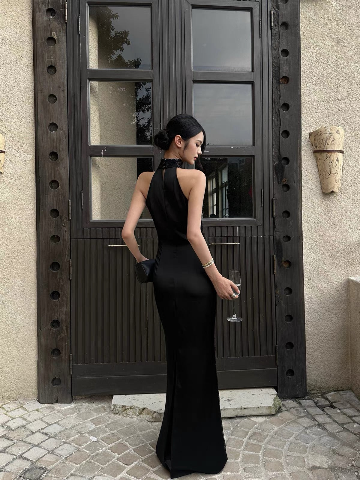 VENUIE Vintage-Style Embroidered Sleeveless Halter-Neck Dress – Black "New Chinese-Style" Qipao Gown for Evening Parties and Birthdays