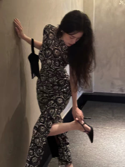 TiTi "Painted Moon" (Qi Yue) – Black, stretchy, rose-patterned, modern Chinese-style qipao with short sleeves