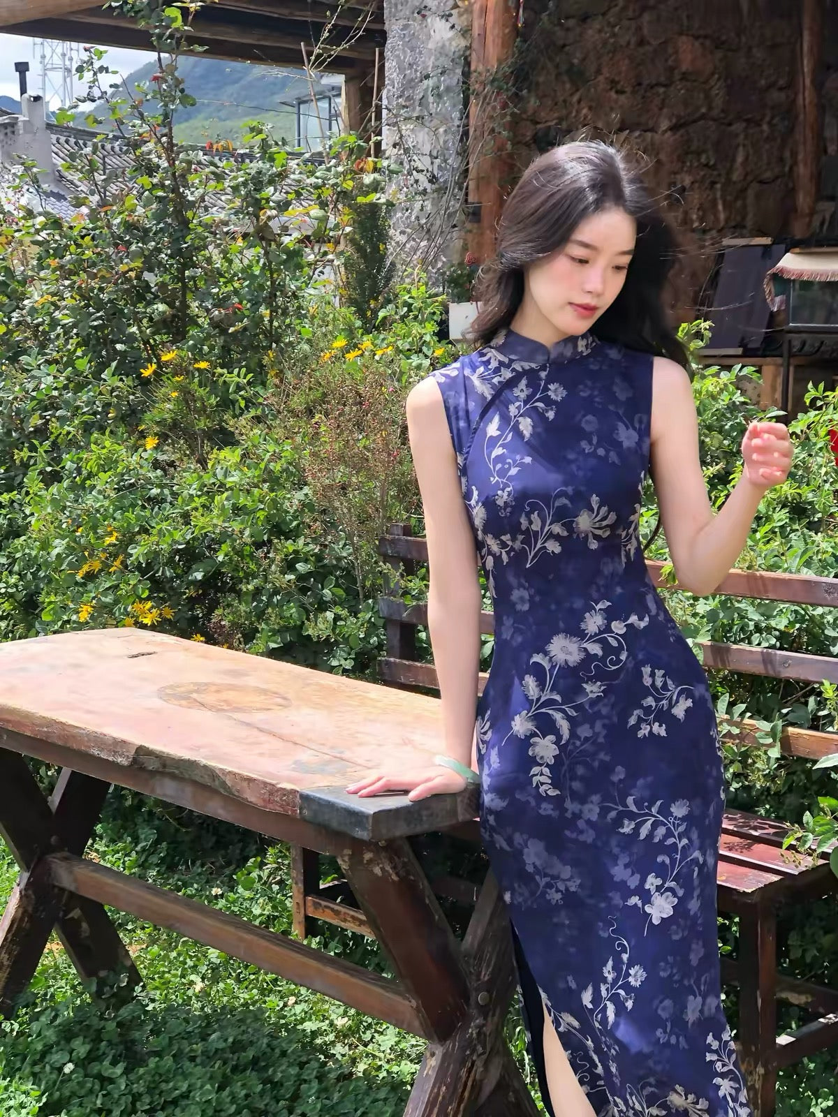 TiTi – "Fleeting Time" – Blue Chiffon Sleeveless Cheongsam with Intertwining Floral Motifs (Hong Kong-Style Modernized Qipao)