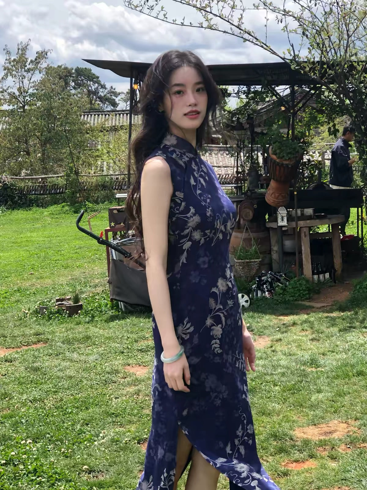 TiTi – "Fleeting Time" – Blue Chiffon Sleeveless Cheongsam with Intertwining Floral Motifs (Hong Kong-Style Modernized Qipao)