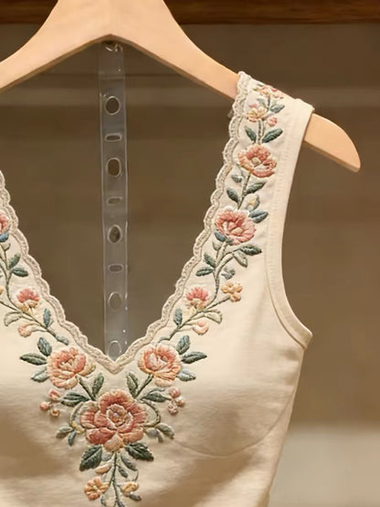 Shenzhen Nanyou brand women's clothing, fresh floral embroidered camisole, gentle and beautiful, stylish inner top.