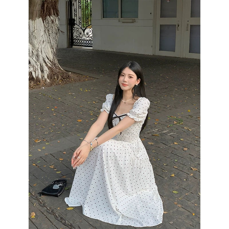Sweet and Spicy Duoduo [Romandie] white short-sleeved dress for women to wear on summer outings with pear-shaped figure and polka-dot skirt