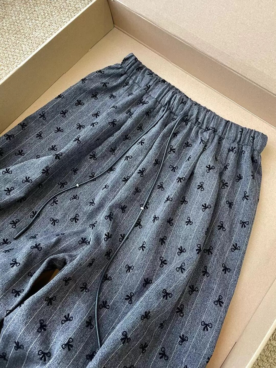 I don't want to take it off after wearing it~ Retro casual bow print trousers autumn high waist loose slim straight wide leg trousers