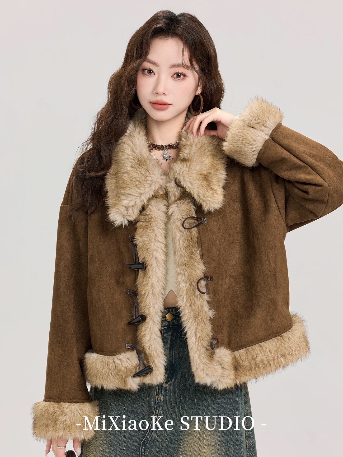 Mi Xiaoke's outfit: suede fur-lined winter coat, thick and warm, short style.