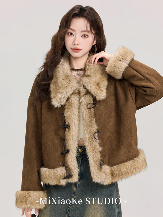 Mi Xiaoke's outfit: suede fur-lined winter coat, thick and warm, short style.