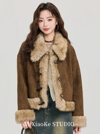 Mi Xiaoke's outfit: suede fur-lined winter coat, thick and warm, short style.