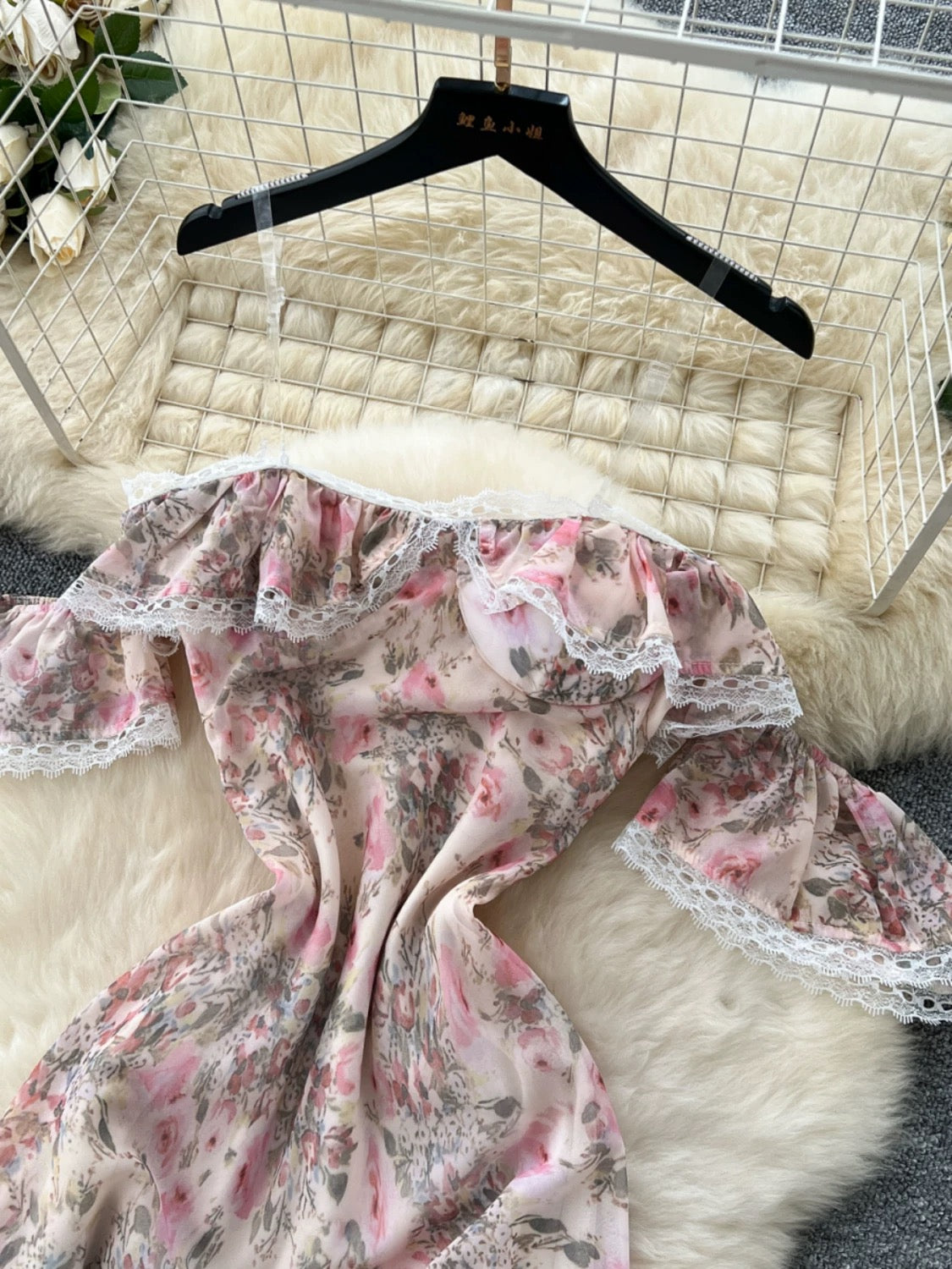 Niche resort-style fitted waist off-shoulder lace trim, ruffled floral chiffon dress, French style long skirt for women.