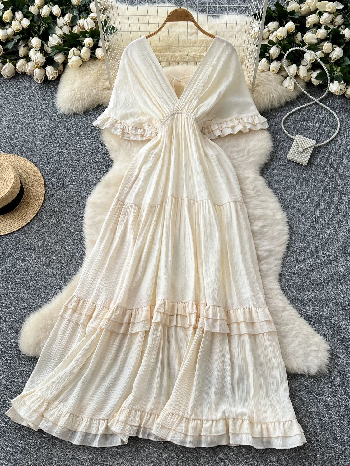 Fairy-like gentle dress for women, 2025 summer, French style V-neck, waist-cinching, elegant ruffled hem, flowing long dress