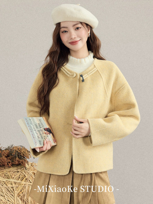 Mi Xiaoke's elegant stand-up collar wool coat for women, warm and loose-fitting for autumn and winter, perfect for petite women.