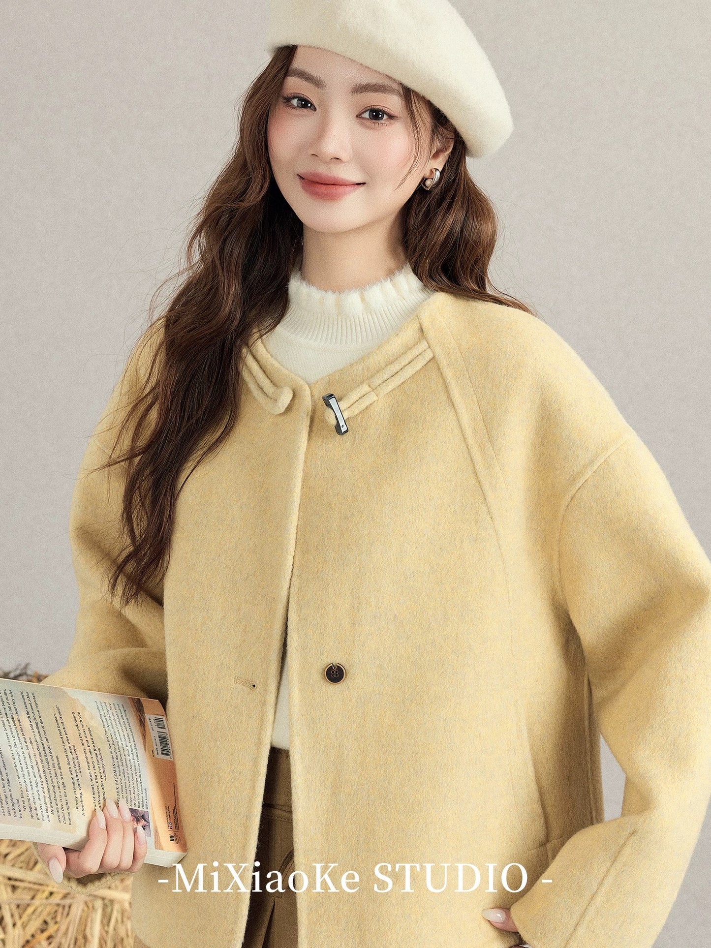 Mi Xiaoke's elegant stand-up collar wool coat for women, warm and loose-fitting for autumn and winter, perfect for petite women.