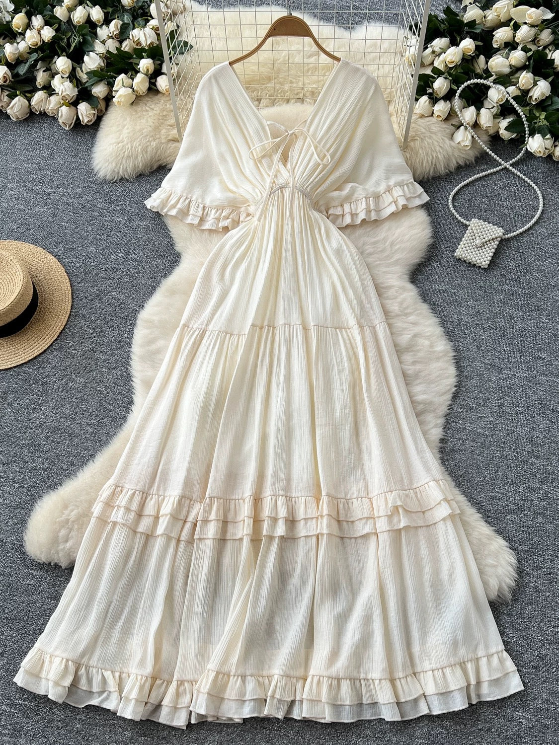 Fairy-like gentle dress for women, 2025 summer, French style V-neck, waist-cinching, elegant ruffled hem, flowing long dress