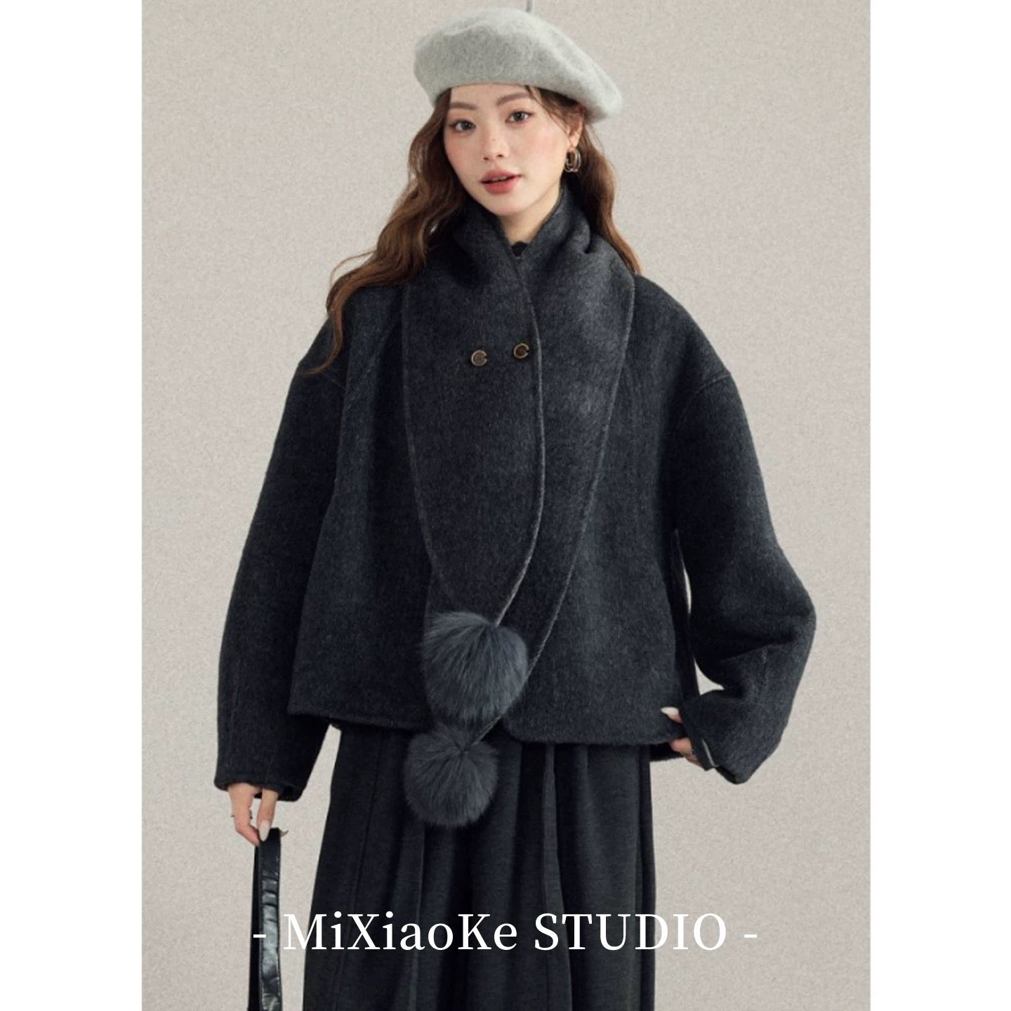 Mi Xiaoke's elegant stand-up collar wool coat for women, warm and loose-fitting for autumn and winter, perfect for petite women.
