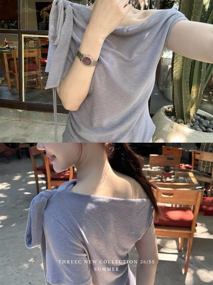 [Elevate Your Style ON.1] Elegant and graceful, even in everyday life, this slightly swaying neckline knit sweater is stunning.