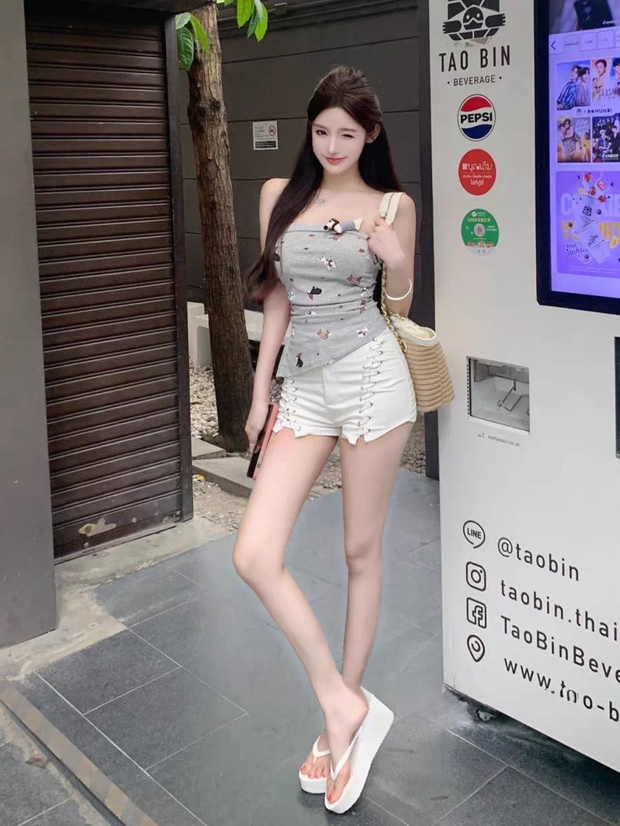 Pure and alluring white high-waisted mini shorts for women, eye-catching design, slimming and versatile, perfect for summer casual hot pants.