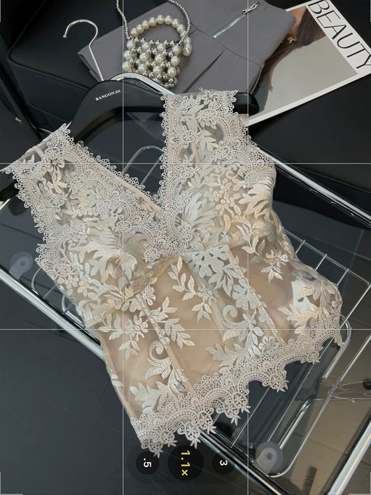 Heavy lace embroidery camisole for women with mesh waist and hot girl style 2025 new sexy pure desire V-neck top