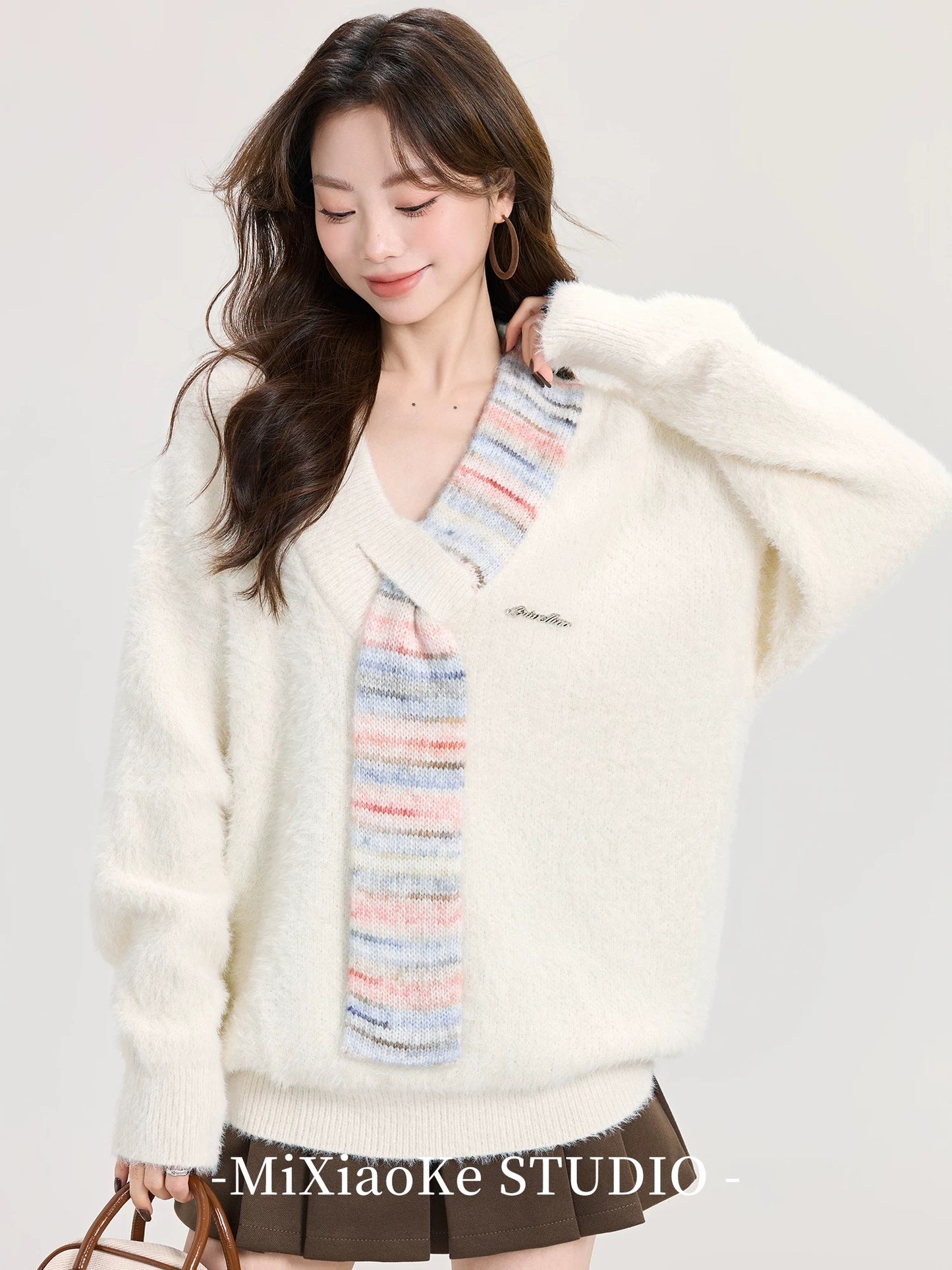 Mi Xiaoke's Lazy Style Soft V-Neck White Sweater for Women, Autumn and Winter Patchwork Scarf Design Long-Sleeved Knit Top