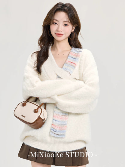 Mi Xiaoke's Lazy Style Soft V-Neck White Sweater for Women, Autumn and Winter Patchwork Scarf Design Long-Sleeved Knit Top