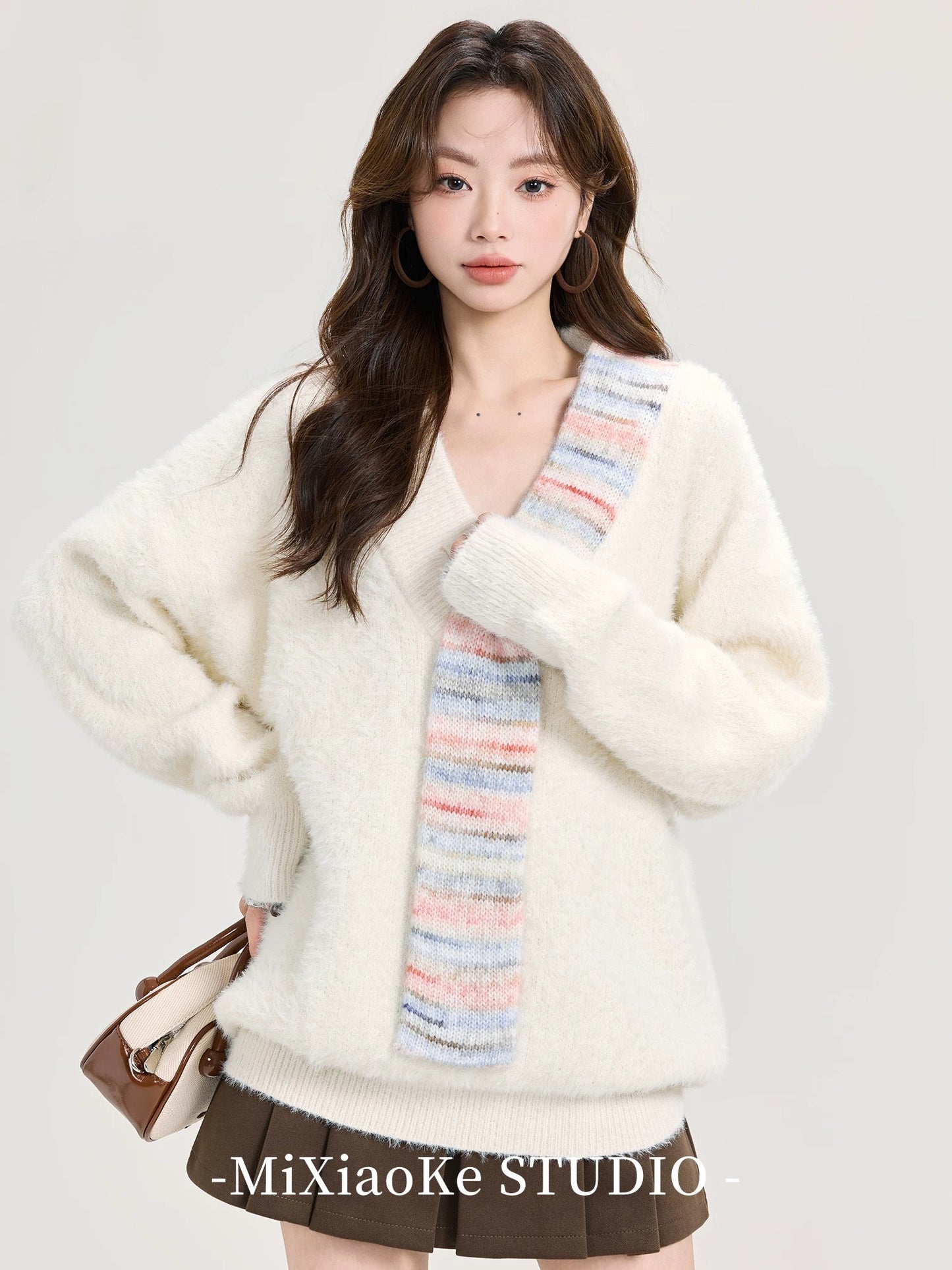 Mi Xiaoke's Lazy Style Soft V-Neck White Sweater for Women, Autumn and Winter Patchwork Scarf Design Long-Sleeved Knit Top