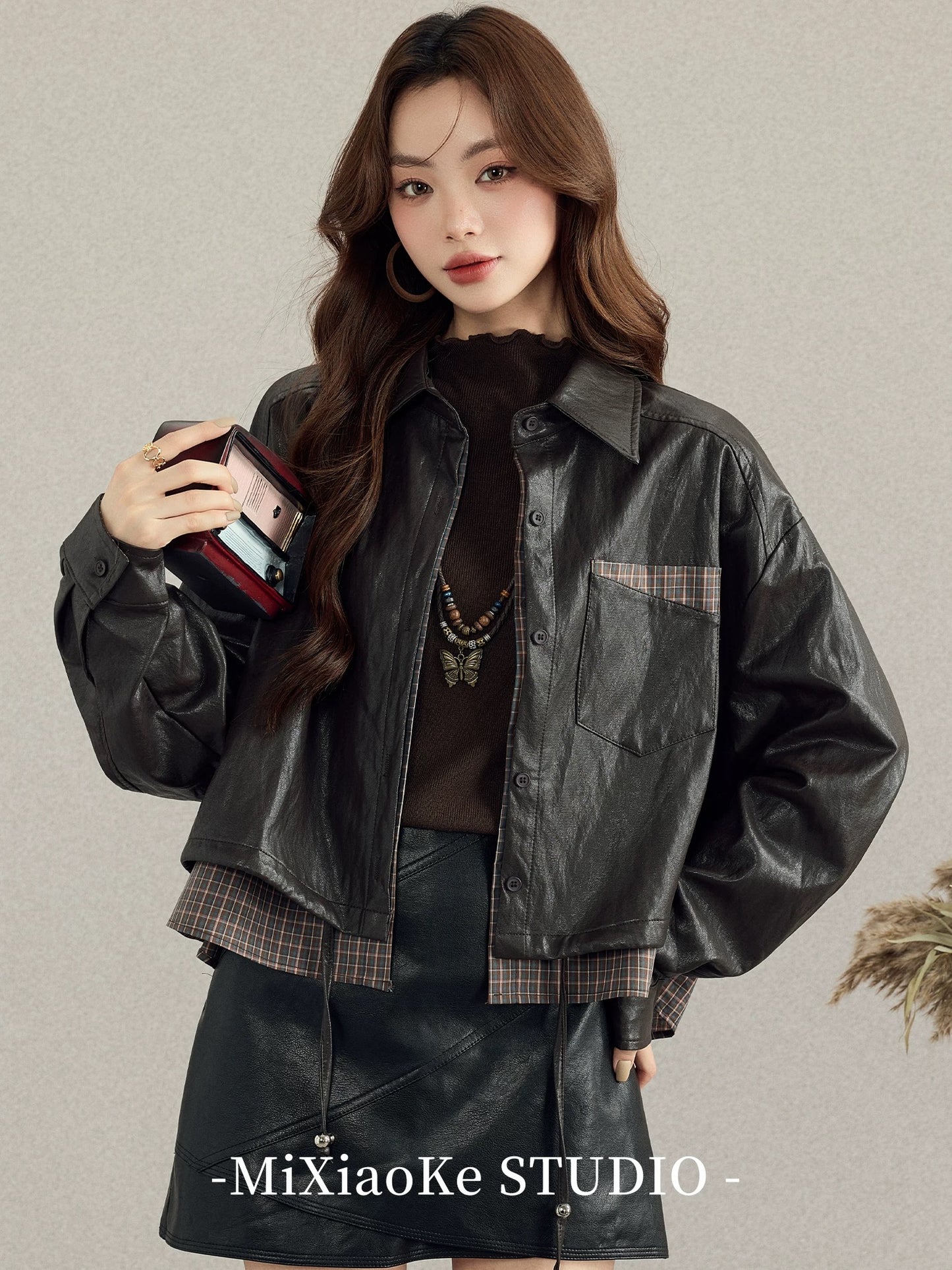 Mi Xiaoke's plaid faux two-piece short leather jacket, a super cute early winter coat for autumn and winter 2025.