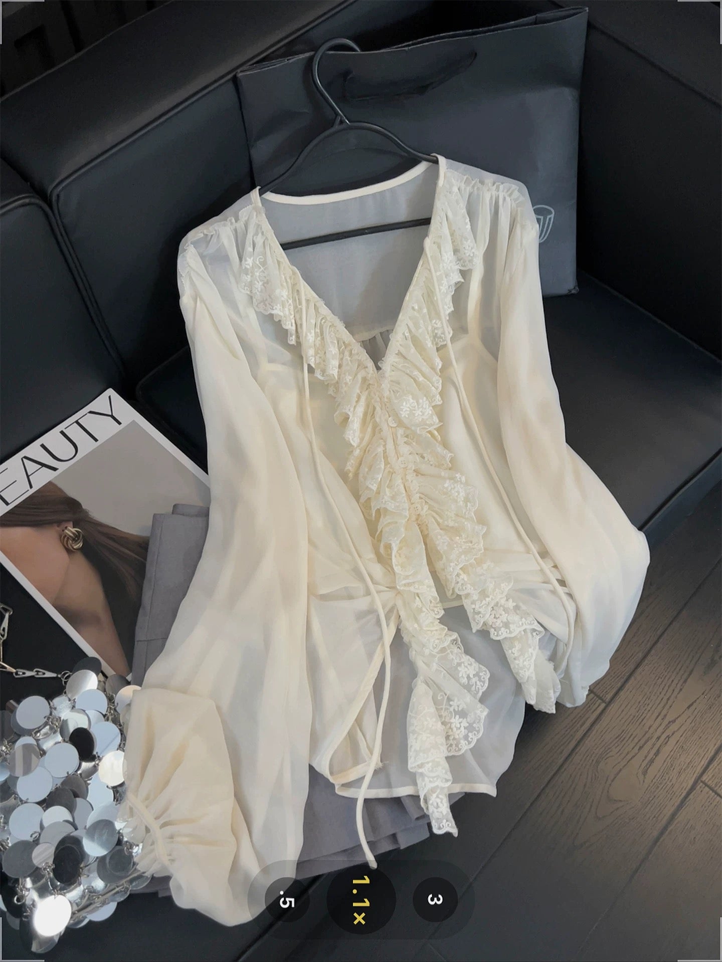 French-style lace-trimmed blouse for women, elegant, romantic, and gentle style, 2026 new V-neck casual and relaxed top.