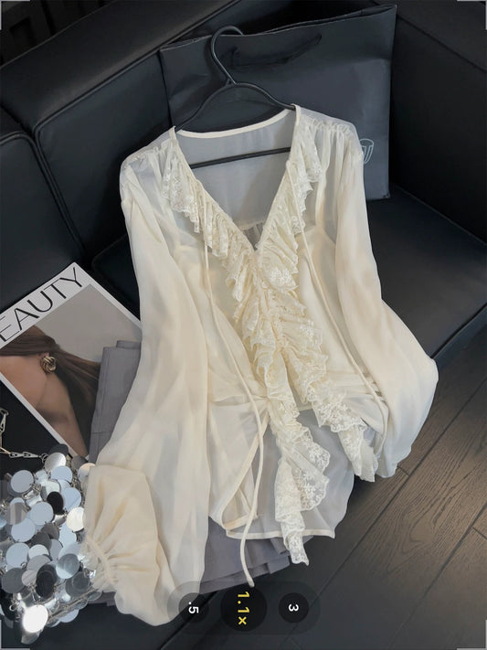 French-style lace-trimmed blouse for women, elegant, romantic, and gentle style, 2026 new V-neck casual and relaxed top.