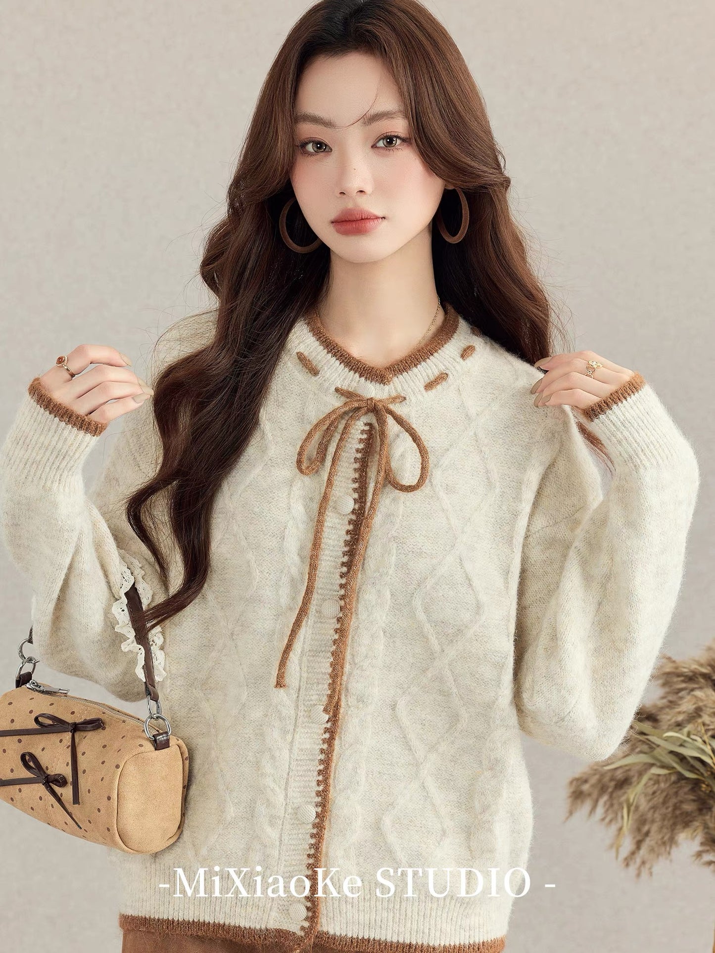 Mi Xiaoke's relaxed and stylish knitted cardigan for autumn and winter, a sophisticated look for petite women.