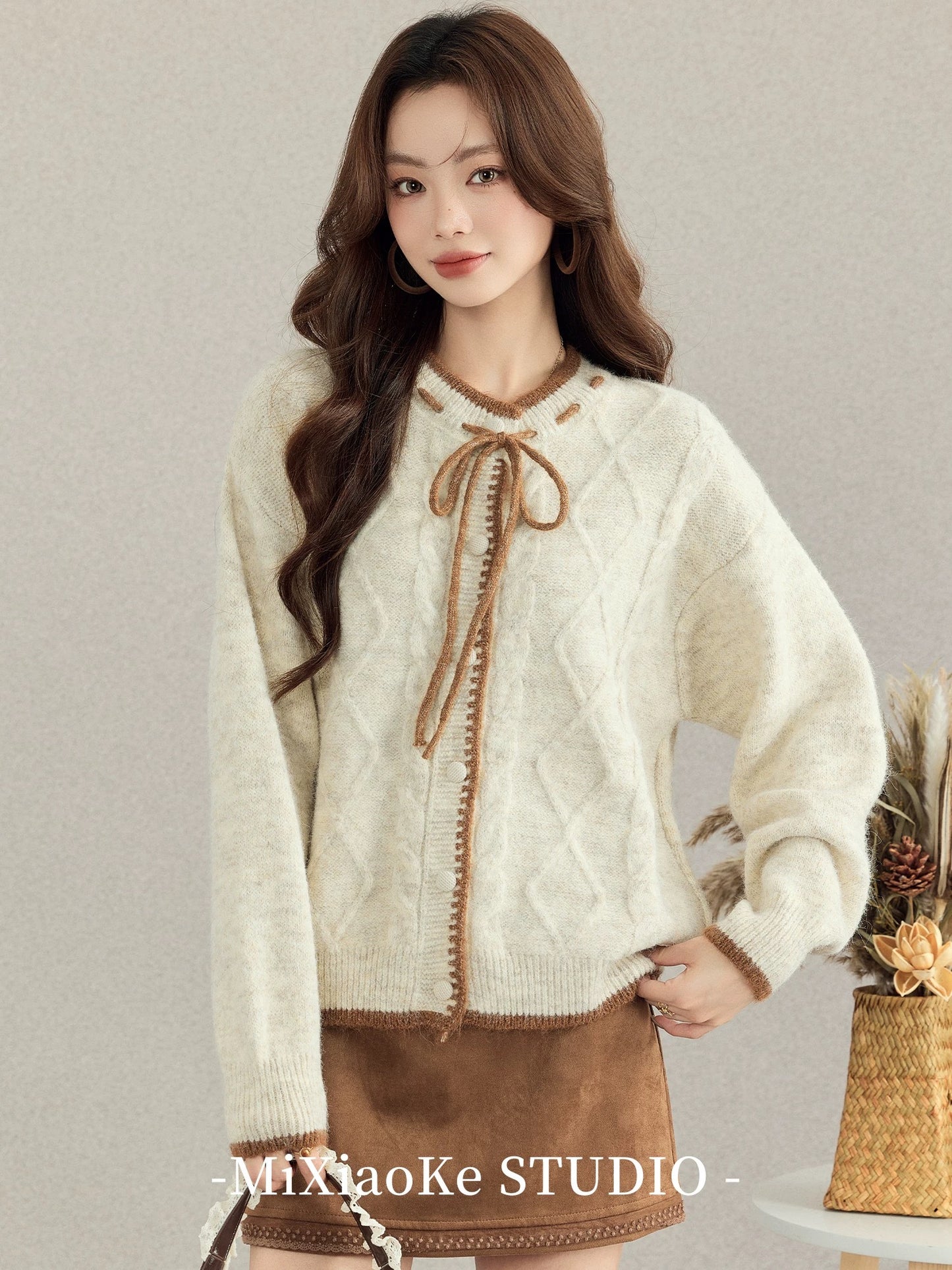 Mi Xiaoke's relaxed and stylish knitted cardigan for autumn and winter, a sophisticated look for petite women.