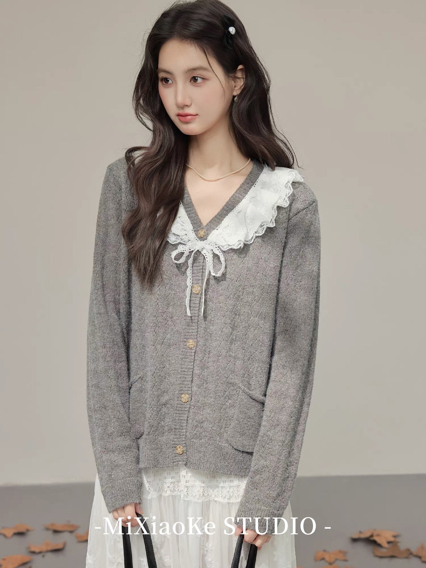Mi Xiaoke Japanese retro lazy style gray sweater for women, autumn and winter design with spliced lace, youthful cardigan.