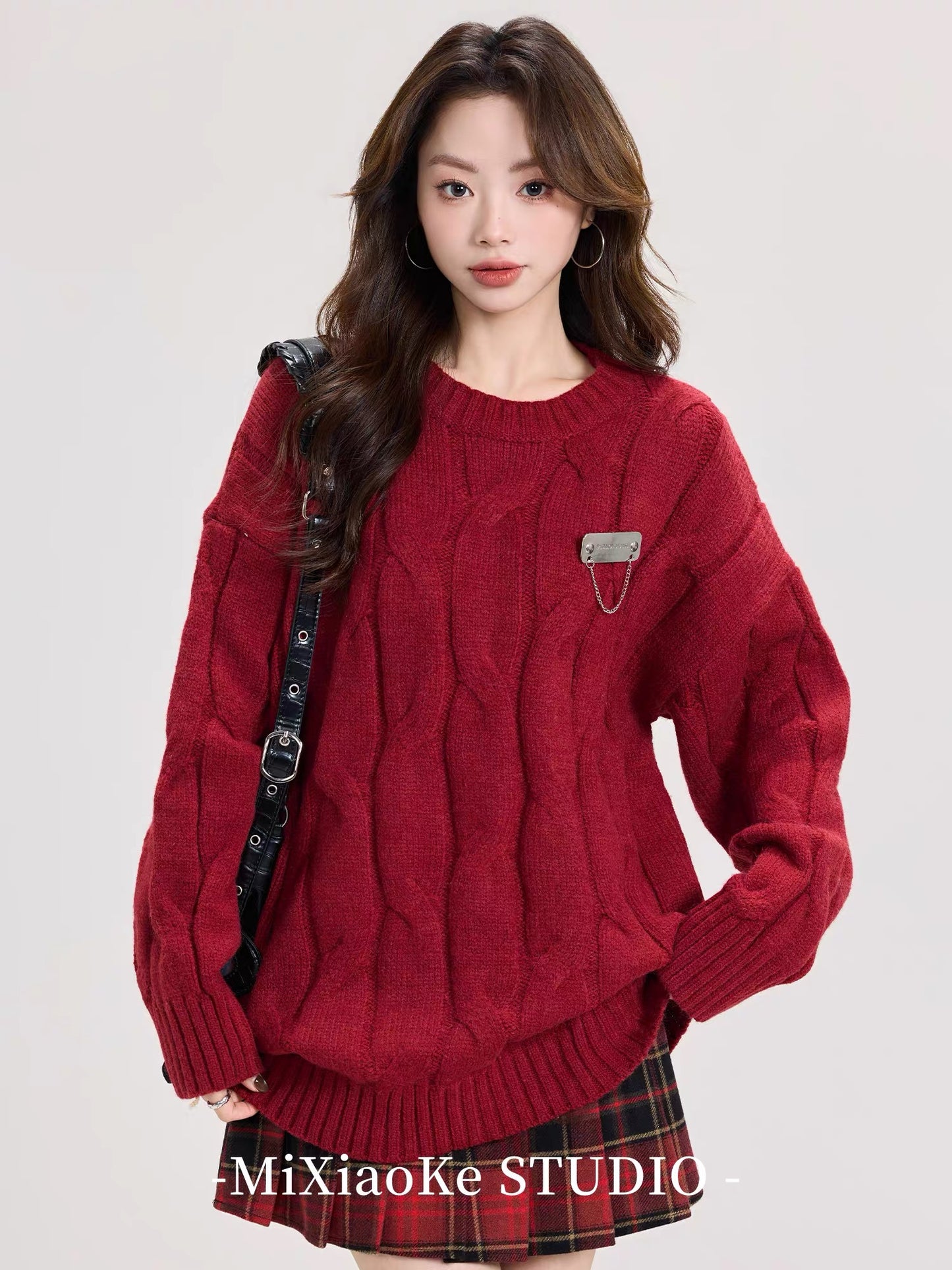 Red cable knit pullover sweater for Mi Xiaoke's birth year, perfect for autumn and winter, thick and cozy round neck knit top.