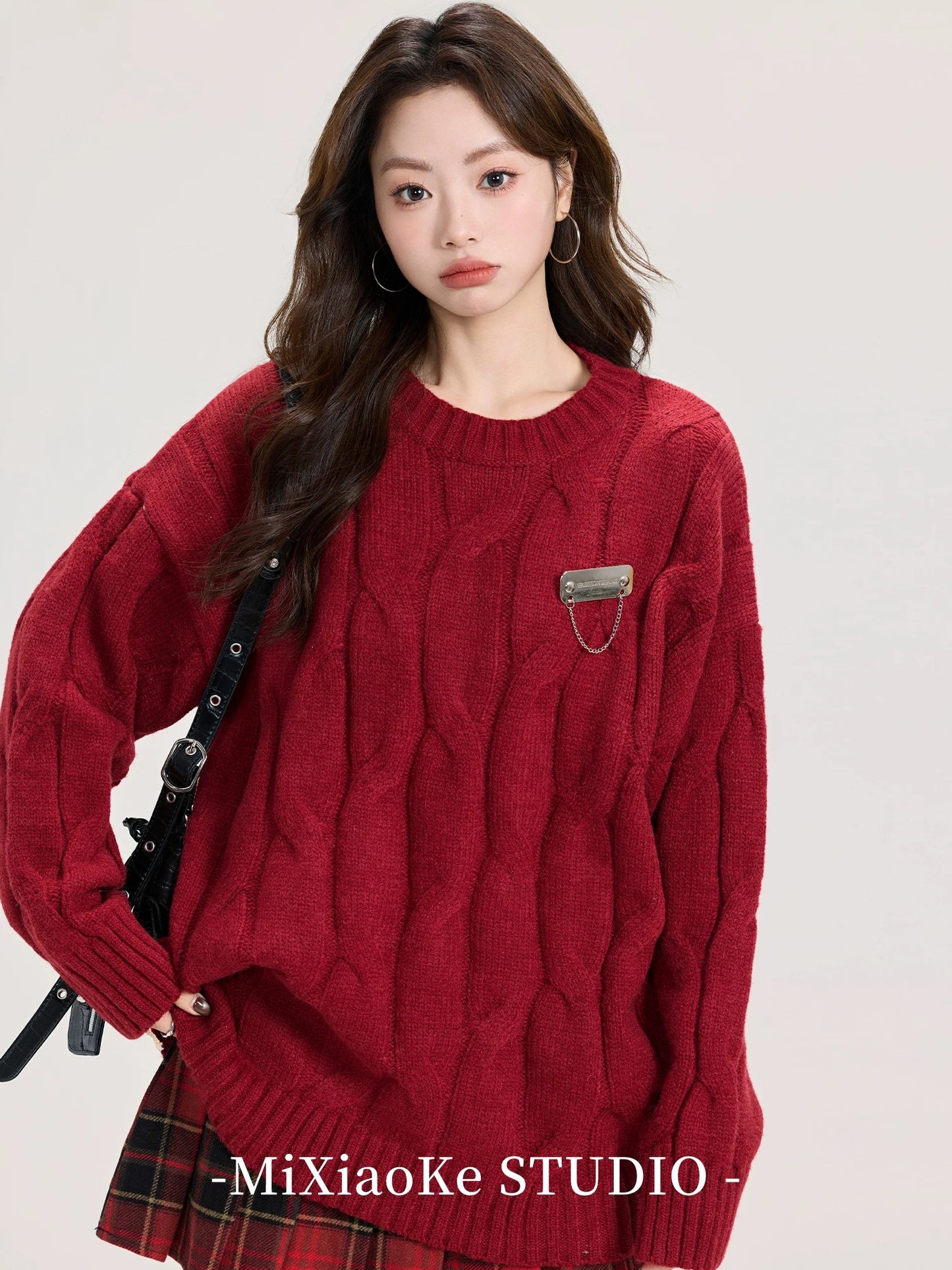 Red cable knit pullover sweater for Mi Xiaoke's birth year, perfect for autumn and winter, thick and cozy round neck knit top.