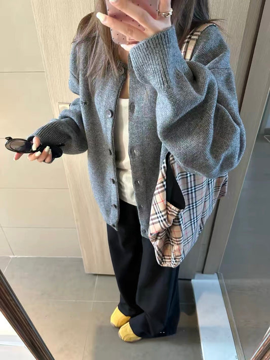 Women’s grey knitted cardigan—a loose, relaxed-fit, versatile, and sophisticated sweater jacket, perfect for autumn and winter layering.