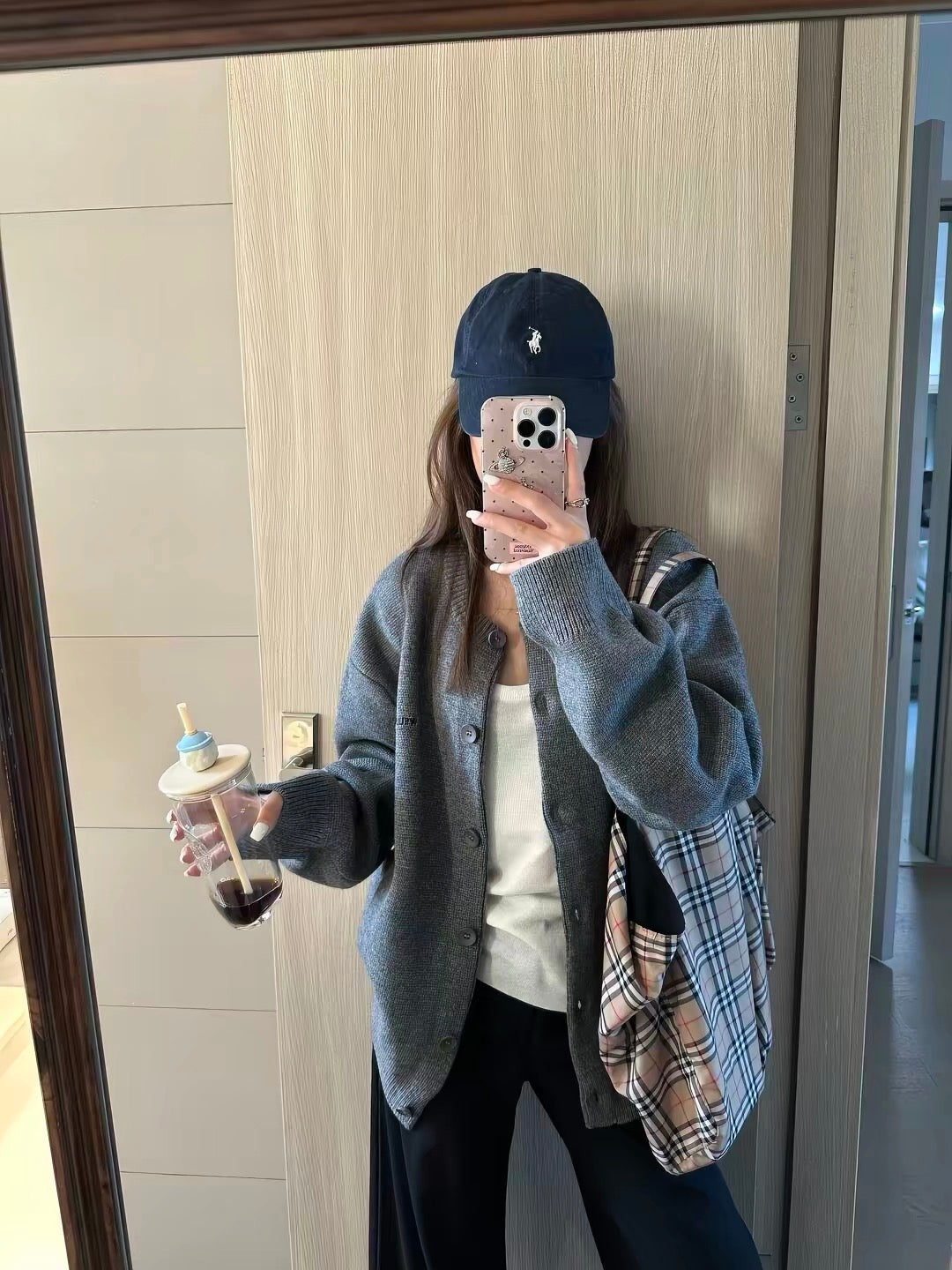 Women’s grey knitted cardigan—a loose, relaxed-fit, versatile, and sophisticated sweater jacket, perfect for autumn and winter layering.