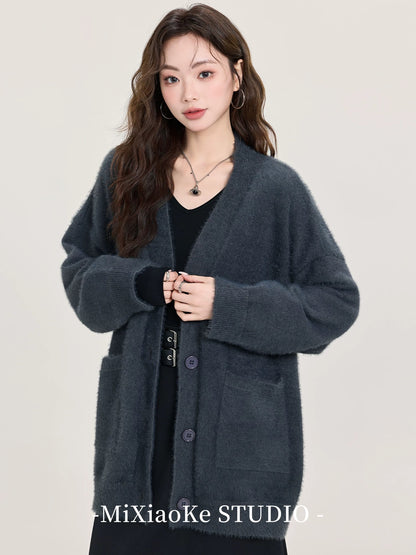 Mi Xiaoke's soft and cozy style cardigan sweater for women, loose and slimming gray knitted top for autumn and winter.