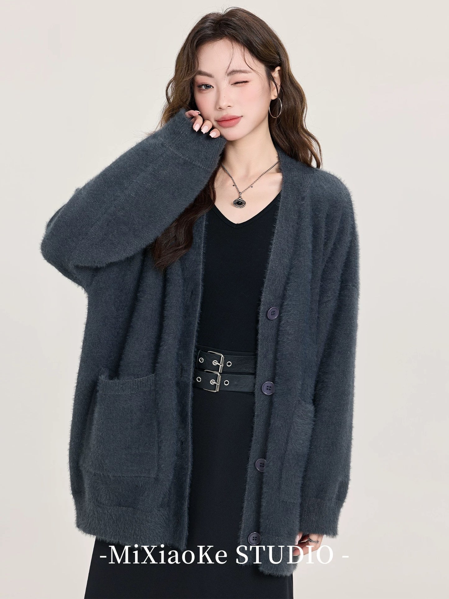 Mi Xiaoke's soft and cozy style cardigan sweater for women, loose and slimming gray knitted top for autumn and winter.