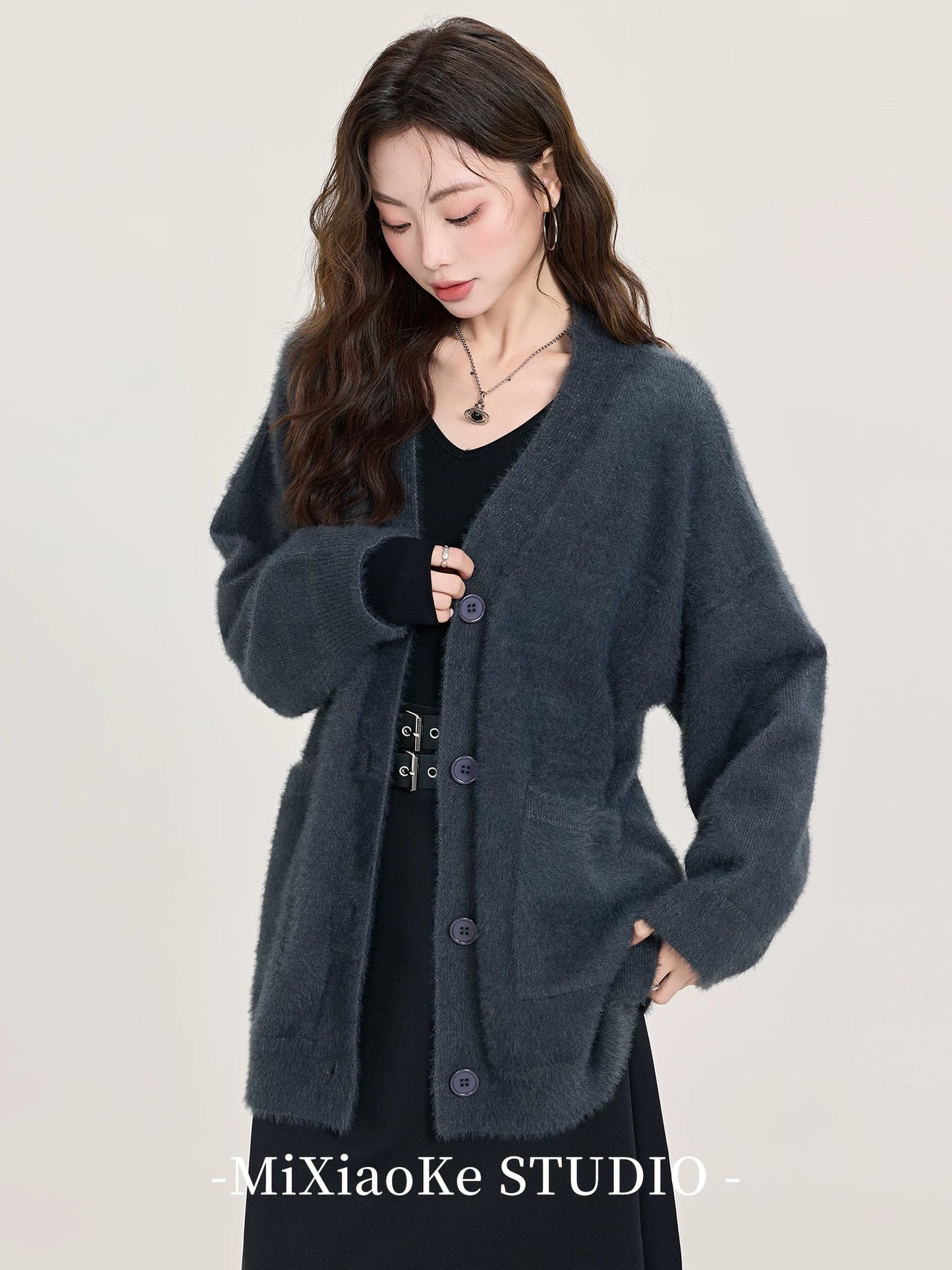 Mi Xiaoke's soft and cozy style cardigan sweater for women, loose and slimming gray knitted top for autumn and winter.
