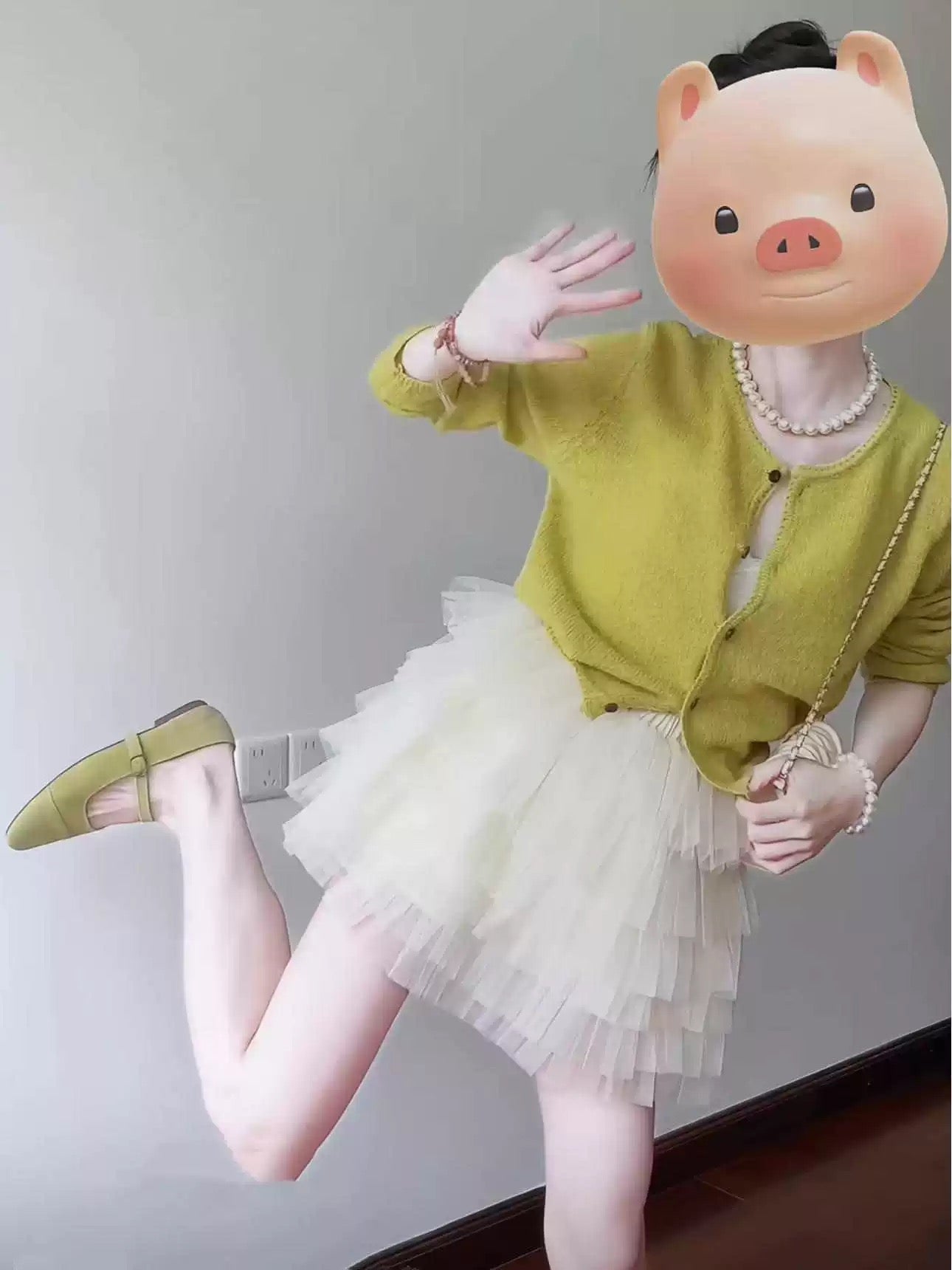 2025 spring outfit with a set of unique and beautiful knitted cardigan mesh puffy skirt fashionable and age-reducing two-piece suit